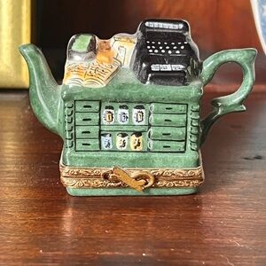 LIMOGES PEINT MAIN OLD GENERAL STORE COUNTER TEAPOT Trinket Box  France